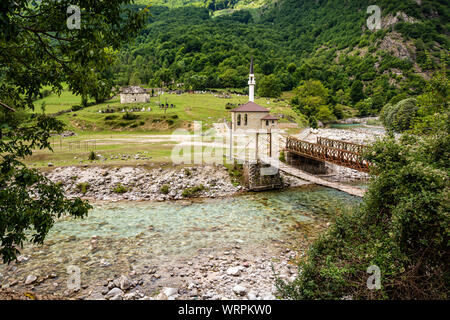 Ponte Vecchio in Dragobi su fiume Lumi ho Valbones Parco Nazionale di Valbona in Albania, Europa Foto Stock