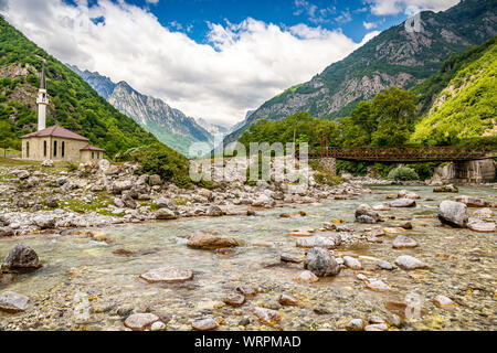 Ponte Vecchio in Dragobi su fiume Lumi ho Valbones Parco Nazionale di Valbona in Albania, Europa Foto Stock