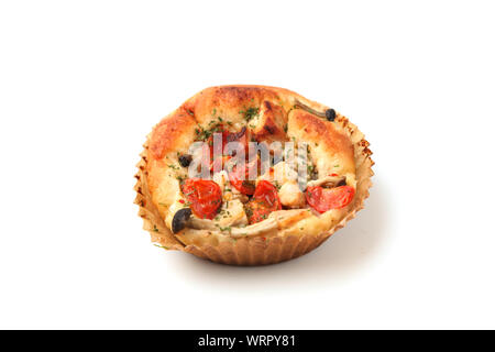 Funghi pomodoro focaccia pane pizza closeup isolati su sfondo bianco Foto Stock