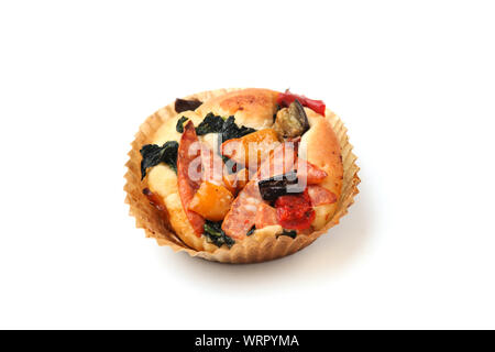 Vegetali di salsiccia focaccia pane pizza closeup isolati su sfondo bianco Foto Stock