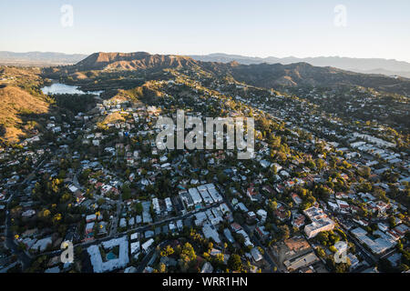 La mattina presto aerial cityscape vista della zona di Hollywood hillside homes in Los Angeles, California. Foto Stock