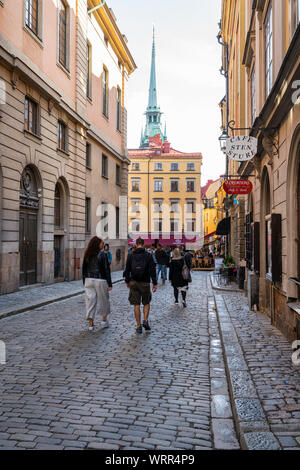 Stoccolma, Svezia. Settembre 2019. Una vista di le caratteristiche strade del centro storico della città di Gamla Stan isola Foto Stock