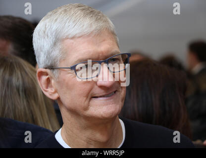 Cupertino, Stati Uniti d'America. Decimo Sep, 2019. Tim Cook, managing director di Apple, i colloqui per i visitatori della manifestazione di lancio dopo la sua performance sul palco di Steve Jobs Theatre sul campus della società. Credito: Christoph Dernbach/dpa/Alamy Live News Foto Stock