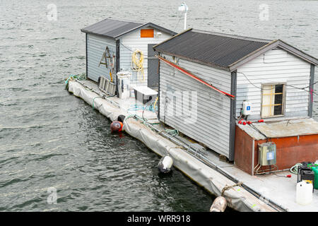 Stoccolma, Svezia. Settembre 2019. Alcuni pescatori di legno la caserma sul mare Foto Stock