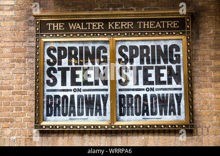 Giugno 11th, 2018: Pubblicità per Bruce Springsteen su Broadway presso la Walter Kerr Theatre, un teatro di Broadway in midtown Manhattan, a New York City Foto Stock