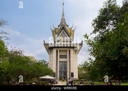 Il principale monumento stupa buddisti fatta di vetro e riempito con la vittima le ossa al Choeung Ek Centro assassina, outiside Phnom Penh Cambogia. Foto Stock