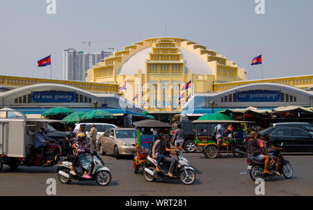 Vista esterna del classico, giallo a cupola in stile Art Deco del Mercato Centrale in Phnom Penh Cambogia. Foto Stock