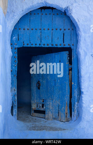 Ogni casa di Chefchaouen, il Marocco ha una porta blu! Foto Stock