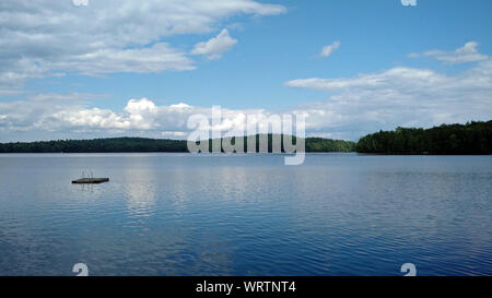 Vista di Gull Pond vicino a Tupper Lake, New York, Stati Uniti Foto Stock