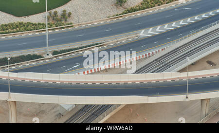 Parte di un nodo stradale da una altezza con il traffico stradale in Dubai. Foto Stock