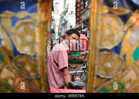 Dacca, Bengala IL BANGLADESH - 25 gennaio 2019: Rickshaw driver su strade affollate di Dacca in Bangladesh Foto Stock