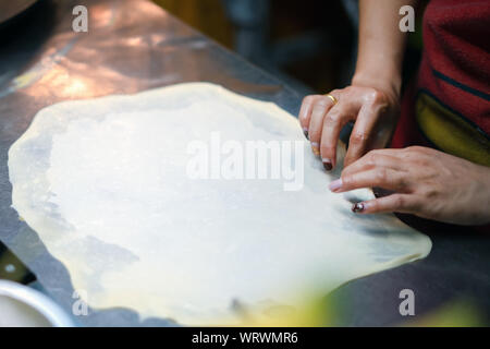 Roti rendendo, roti thresh farina mediante roti maker con olio.Thailandia Street cibi e dolci croccanti frittelle in Thailandia. Foto Stock