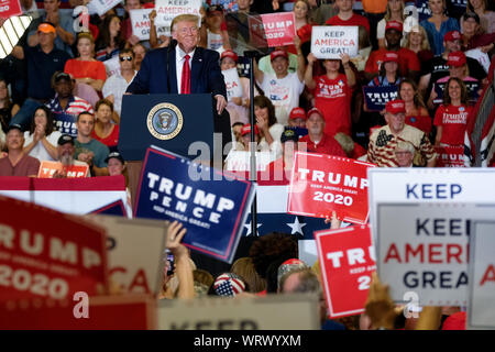 Fayetteville, Stati Uniti. 09Sep, 2019. Presidente Trump parla durante la maga nel rally di Fayetteville. Credito: SOPA Immagini limitata/Alamy Live News Foto Stock