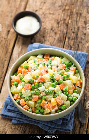 Freschi Fatti in casa Russo vegetariano o Olivier insalata di patate, carote, piselli, uova sode e una medicazione di maionese, servito in tazza Foto Stock