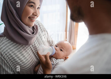 Alimentazione principale baby con bottiglia di latte Foto Stock