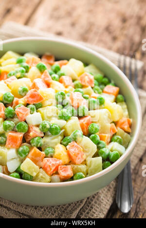 Freschi Fatti in casa Russo vegetariano o Olivier insalata di patate, carote, piselli, uova sode e una medicazione di maionese, servito in tazza Foto Stock