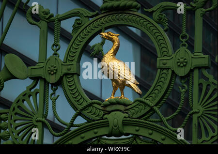 Un fegato d'oro bird scultura su Liverpool dei marinai Gate Home Foto Stock