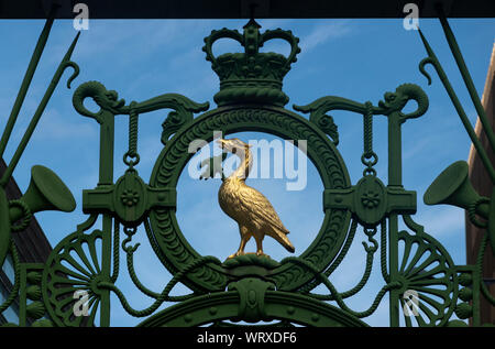 Un fegato d'oro bird scultura su Liverpool dei marinai Gate Home Foto Stock