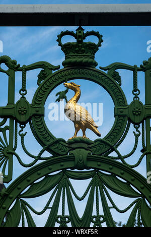 Un fegato d'oro bird scultura su Liverpool dei marinai Gate Home Foto Stock