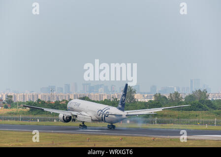 Aeroporto di Chengdu, nella provincia di Sichuan, Cina - 28 Agosto 2019 : Cina Southerbn Airlines Boeing 777 aereo commerciale lo sbarco a Chengdu con la città sullo sfondo. Foto Stock