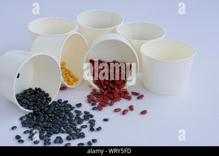 Fagioli misti in un contenitore bianco su sfondo bianco Foto Stock