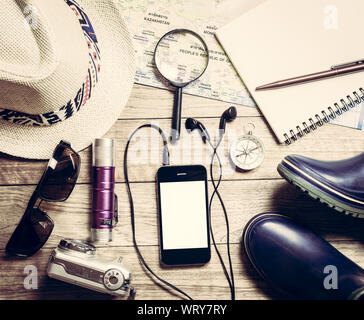 Set di accessori da viaggio con lo smartphone sul legno sfondo vintage Foto Stock