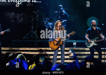 Calgary, Canada. 08 Sep, 2019. Il grande vincitore dell'anno, Tenille Townes esegue la canzone dell'anno 'Somebody della figlia' durante il 2019 Canadian Country Music Association Awards show. Tenille ha portato a casa artista femminile dell'anno, Video dell'anno, singolo dell'anno, e cantautore dell'anno con Luke Laird e Barry Dean. Credito: SOPA Immagini limitata/Alamy Live News Foto Stock