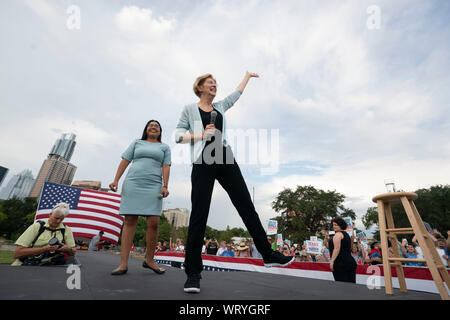 Elezioni presidenziali democratiche speranzoso Sen. Elizabeth Warren del Massachusetts, destro con Texas congressional candidato Jessica Cisneros a Warren per la campagna di rally vicino al centro cittadino di Austin, Texas. Foto Stock