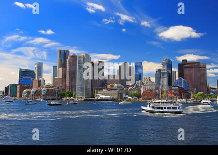 Skyline di Boston con grattacieli riflessioni nell'oceano e rusty catena sul primo piano, Massachusetts, STATI UNITI D'AMERICA Foto Stock