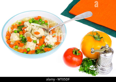 Brodo di pollo con verdure, pasta e polpette di carne. Foto Studio Foto Stock