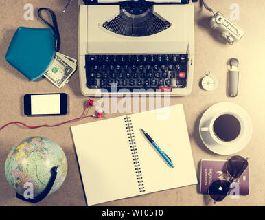 Nastri inchiostratori per macchine da scrivere e articoli personali sotto la luce sul tavolo vintage Foto Stock