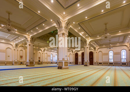 Salalah, Oman - 12 Novembre 2017: sala da preghiera del Sultano Qaboos moschea in Salalah, Sultanato di Oman. Foto Stock