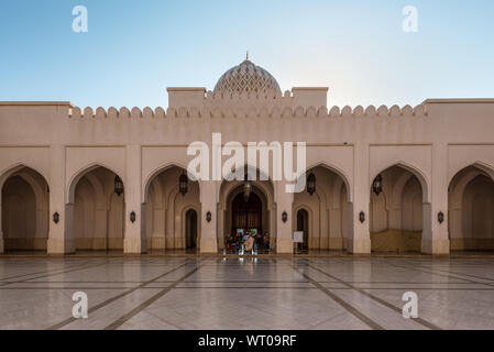 Salalah, Oman - 12 Novembre 2017: il cortile del Sultano Qaboos moschea in Salalah, Sultanato di Oman. Foto Stock