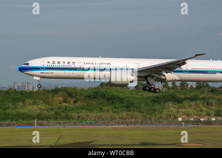 Aeroporto di Chengdu, nella provincia di Sichuan, Cina - 28 Agosto 2019 : China Southern Airlines Boeing 777 aereo commerciale lo sbarco a Chengdu. Foto Stock