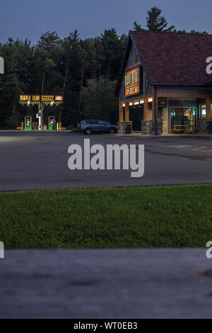 VERONA BEACH, NEW YORK - 02 settembre 2019: Night Shot di Foglia di acero di mercato, un minimarket la catena e la stazione di gas con tutto il giorno che serve cibo Grab Foto Stock