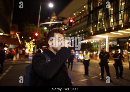 Brisbane, Queensland, Australia. Il 9 agosto, 2019. Un manifestante chants slogan durante gli uni gli studenti Walkout contro Adani protesta.gli studenti universitari e altri membri del pubblico hanno protestato contro la discussa Adani miniera di carbone nel Queensland centrale. Numerosi membri dell'estinzione di ribellione era stato arrestato giorni prima le proteste in città il 6 di agosto, e alcuni come per le loro libertà su cauzione non sono stati ammessi all'interno del Central Business District per diverse settimane. I manifestanti hanno marciato attraverso il Ponte Victoria per incontrarli al South Bank invece. (Credito Immagine: © Joshua Prieto/SOPA Immagini v Foto Stock