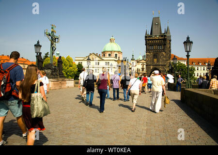 Sempre popolare Ponte Carlo (Karluv most) a Praga Repubblica Ceca. Foto Stock