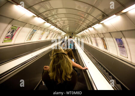 Scendendo in una stazione della metropolitana in Praga Repubblica Ceca. Foto Stock