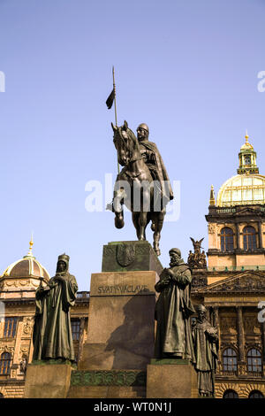 Statua di San Venceslao in Piazza Venceslao (Vaclavske nam) con il Museo Nazionale in background. Praga Repubblica Ceca. Foto Stock