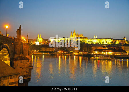 Ponte Carlo (Karluv most) sulla sinistra con il Castello di Praga in background. Praga Repubblica Ceca. Foto Stock