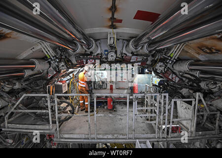 Un ingegnere lavora alla estremità anteriore di una macchina alesatrice lo scavo di una sezione della Thames Tideway Tunnel in Londra. Foto Stock