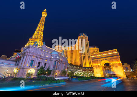 Parigi Hotel & Casino di Las Vegas strip di notte, Nevada Foto Stock