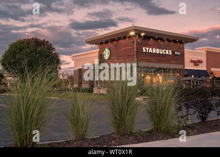 Nuova Hartford, NY - Settembre 09, 2019: esterni vista notturna di caffè Starbucks, che è una catena americana di negozi di caffè, fondata a Seattle. Foto Stock