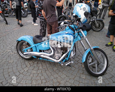 Personalizzati blu Harley Davidson il trinciatore al bike show Mansen Mäntä Messut (Tampere fiera del pistone in inglese), Tampere, Finlandia. Foto Stock