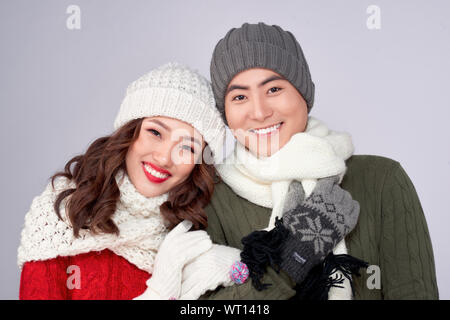 Felice giovani amanti in maglia di lana abbracci abbigliamento e guardando insieme. Foto Stock