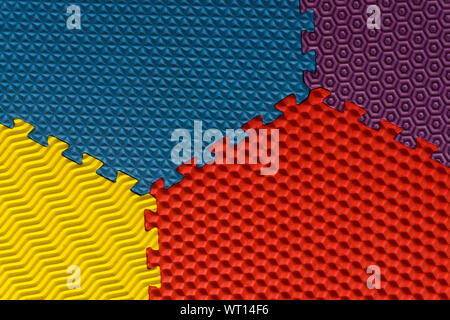 Quattro colori pavimento in gomma sfondo astratto - rosso, giallo, blu, viola. Foto Stock