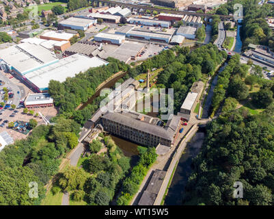 Foto aerea della città di Armley situato in Leeds West Yorkshire nel Regno Unito, che mostra una tipica cittadina britannica su una luminosa giornata di sole. Foto Stock