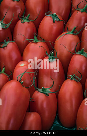 Pomodori freschi, street market, periferia di Parigi Foto Stock