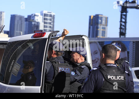 Brisbane, Queensland, Australia. Il 6 agosto, 2019. Gli ufficiali di polizia trattenere un uomo durante la ribellione di estinzione dimostrazione.I membri del pubblico si riuniscono come "l'estinzione della ribellione', un gruppo internazionale che raduni, e provoca la disobbedienza civile nella speranza di costringere il governo a emanare ulteriore inquinamento e politica in materia di cambiamento climatico. Persone in Brisbane e molte altre città di tutto il mondo si sono riuniti il 6 agosto per protestare e fermare i mezzi di trasporto pubblico e di attività al fine di soddisfare le loro esigenze. Credito: Joshua Prieto SOPA/images/ZUMA filo/Alamy Live News Foto Stock