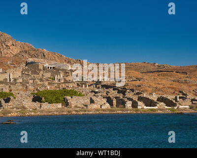 Il mare azzurro e rocce con resti della famosa città antica su Delos in Grecia sulla giornata di sole Foto Stock